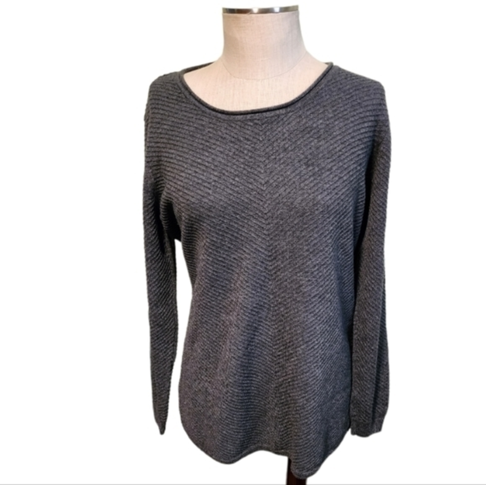 Orvis Women's Medium Gray Wool Crew Neck Sweater‎